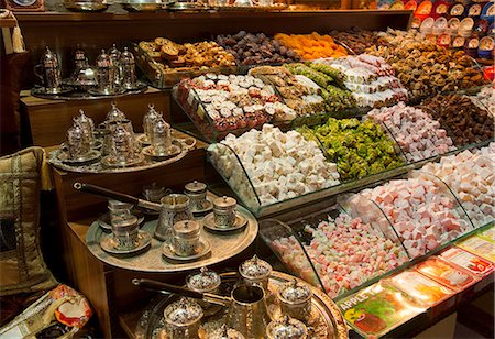 Traditional turkish Sweets and tea sets at the grand bazaar, Istanbul, Turkey Stock Photo - Premium Royalty-Free, Code: 649-06113056