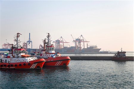 Fire brigade boat, Haydarpasa port container terminal, Istanbul, Turkey Fotografie stock - Premium Royalty-Free, Codice: 649-06113051