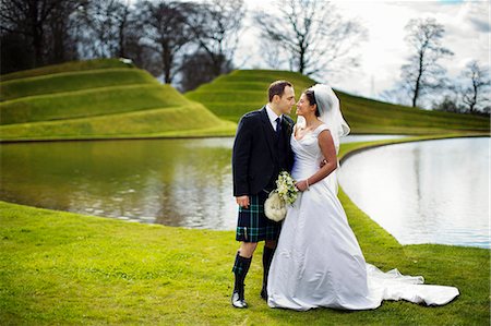 Couple de jeunes mariés s'embrasser dans le champ Photographie de stock - Premium Libres de Droits, Code: 649-06113107