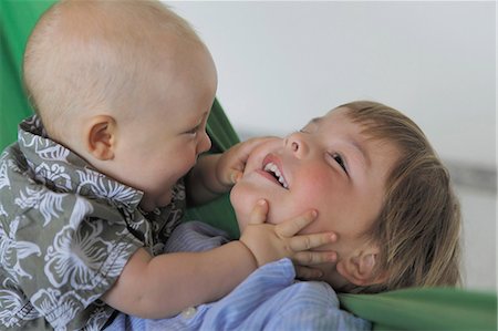 Petit garçon et frère jouer sur canapé Photographie de stock - Premium Libres de Droits, Code: 649-06113156