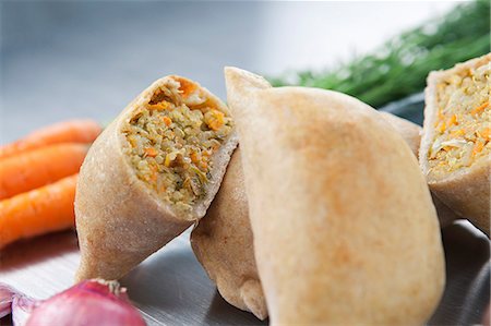 Empanadas (Latin American pasties) filled with a mixture of cooked maize, vegetables, and herbs Foto de stock - Sin royalties Premium, Código: 649-06113176