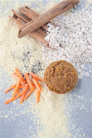 Ingredients for vegan muffin -  Cinnamon, quinoa flour, carrots, oats Foto de stock - Sin royalties Premium, Código: 649-06113185