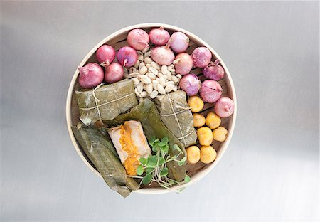 Bol de légumes et de petits pains cuits Photographie de stock - Premium Libres de Droits, Code: 649-06113186