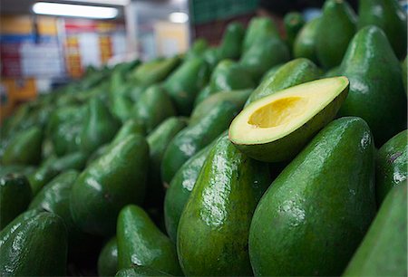 Close up of sliced avocado for sale Fotografie stock - Premium Royalty-Free, Codice: 649-06113192