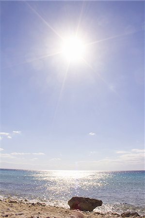 Sun shining over sandy beach Stock Photo - Premium Royalty-Free, Code: 649-06113218