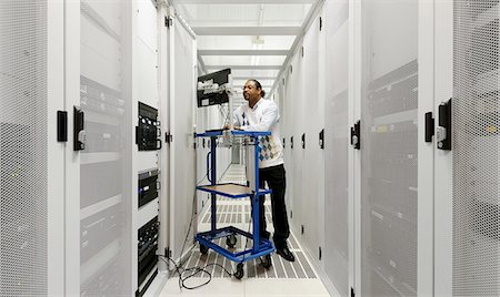 Businessman using computer with servers Foto de stock - Sin royalties Premium, Código: 649-06113256