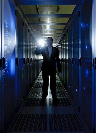 Businessman walking in server room Foto de stock - Sin royalties Premium, Código: 649-06113266