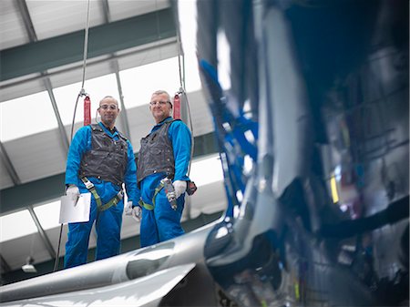 elektrobohrmaschinen - Arbeiter stehend auf Flugzeug Flügel Stockbilder - Premium RF Lizenzfrei, Bildnummer: 649-06113335