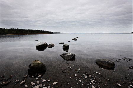 simsearch:6113-08947383,k - Ciel nuageux se reflète dans encore de lac Photographie de stock - Premium Libres de Droits, Code: 649-06113404