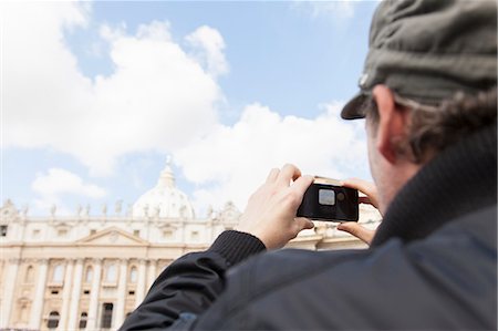 recuerdos - Man taking picture of St Peter's Basilica, St Peter's Square, Vatican City Foto de stock - Sin royalties Premium, Código: 649-06113625