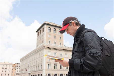 Man reading map in Piazza Venezia, Rome, Italy Foto de stock - Sin royalties Premium, Código: 649-06113621