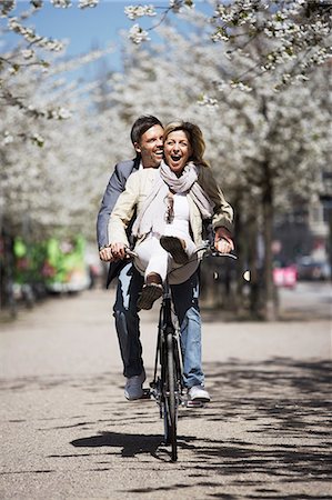 Man riding with girlfriend on bicycle Foto de stock - Sin royalties Premium, Código: 649-06113638