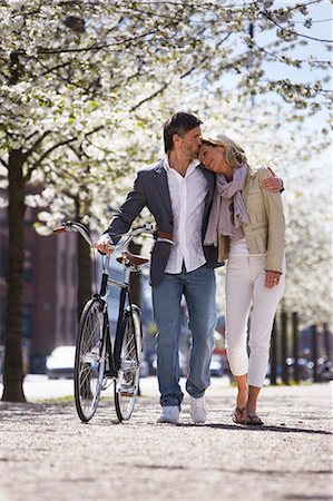 simsearch:649-06433680,k - Vélo marche de couple dans le parc Photographie de stock - Premium Libres de Droits, Code: 649-06113631