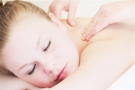 simsearch:649-06113720,k - Woman having back massage in spa Fotografie stock - Premium Royalty-Free, Codice: 649-06113711