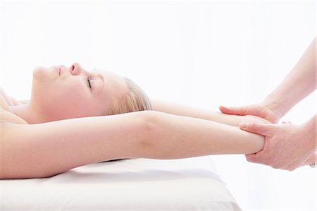 Woman having wrist massage in spa Foto de stock - Sin royalties Premium, Código: 649-06113721