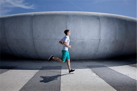 Man running in industrial area Foto de stock - Sin royalties Premium, Código: 649-06113787