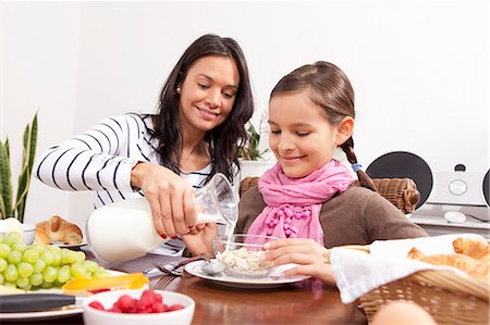 Mère et fille manger petit déjeuner Photographie de stock - Premium Libres de Droits, Code: 649-06113819