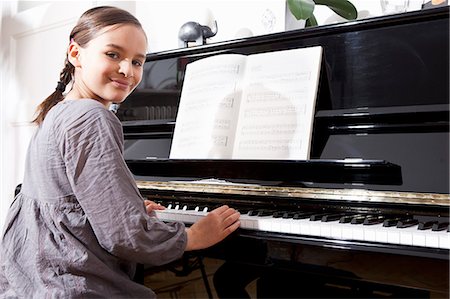 simsearch:649-06041353,k - Smiling girl practicing at piano Foto de stock - Sin royalties Premium, Código: 649-06113842