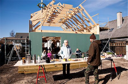 Builders talking on construction site Foto de stock - Sin royalties Premium, Código: 649-06113893