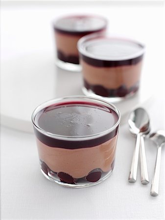 Dishes of cherry chocolate mousse Foto de stock - Sin royalties Premium, Código: 649-06164351