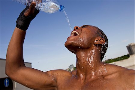 eau minérale - Athlète verse de l'eau sur lui-même Photographie de stock - Premium Libres de Droits, Code: 649-06164486