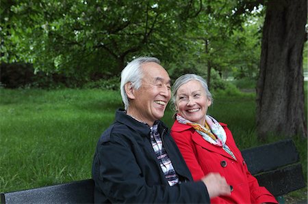 simsearch:649-06164557,k - Older couple sitting on park bench Fotografie stock - Premium Royalty-Free, Codice: 649-06164517