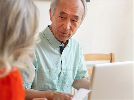 finance retirement - Older couple talking in kitchen Foto de stock - Sin royalties Premium, Código: 649-06164538