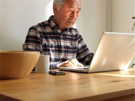 senior man digital tablet - Older man using laptop at table Foto de stock - Sin royalties Premium, Código: 649-06164531