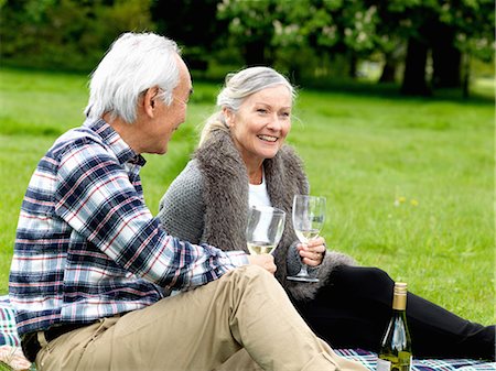 simsearch:649-06164514,k - Older couple drinking wine at picnic Stock Photo - Premium Royalty-Free, Code: 649-06164549