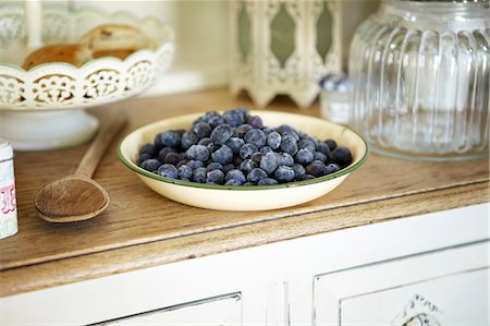 Bowl of blueberries on kitchen counter Foto de stock - Sin royalties Premium, Código: 649-06164562