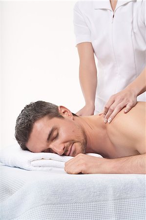 Homme souriant massage du dos Photographie de stock - Premium Libres de Droits, Code: 649-06164618