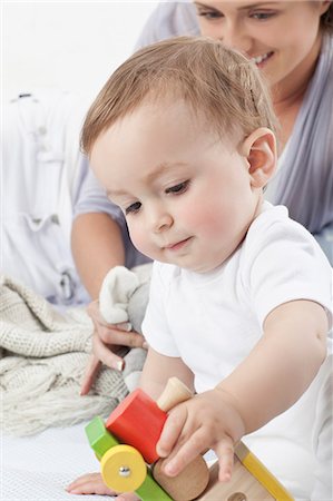 Baby playing with wooden train Foto de stock - Sin royalties Premium, Código: 649-06164625