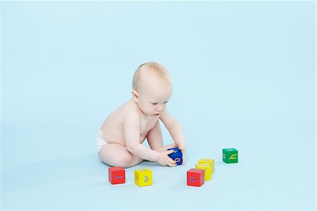 Petit garçon jouant avec des blocs de couleurs Photographie de stock - Premium Libres de Droits, Code: 649-06164651