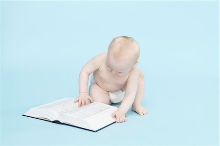 Baby boy playing with book Foto de stock - Sin royalties Premium, Código: 649-06164652