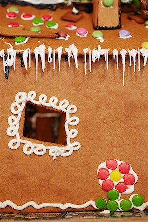 sueco - Close up of decorated gingerbread house Foto de stock - Royalty Free Premium, Número: 649-06164704