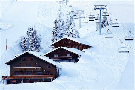 Ski lifts over lodges in snow drift Foto de stock - Sin royalties Premium, Código: 649-06164798