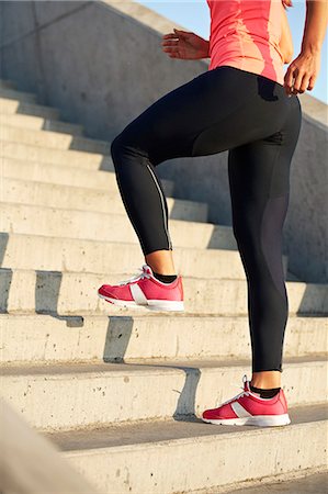 pisando - Woman running on staircase Foto de stock - Sin royalties Premium, Código: 649-06164827