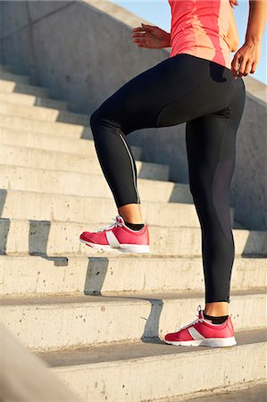 step aerobic - Woman running on staircase Foto de stock - Sin royalties Premium, Código: 649-06164827