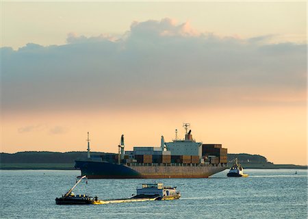 Container ship sailing on river Fotografie stock - Premium Royalty-Free, Codice: 649-06164878