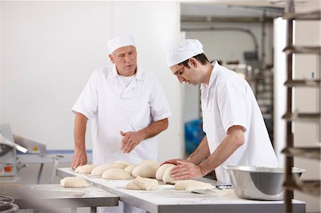 father and older son and two people - Chefs baking in kitchen Foto de stock - Sin royalties Premium, Código: 649-06165015