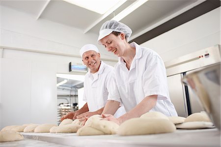 Chefs baking in kitchen Foto de stock - Sin royalties Premium, Código: 649-06165017