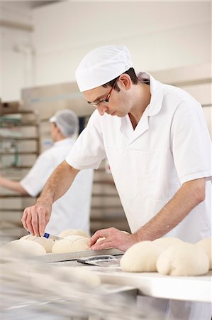 Chef baking in kitchen Foto de stock - Sin royalties Premium, Código: 649-06165019