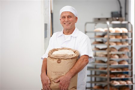 Chef carrying sack of flour in kitchen Foto de stock - Sin royalties Premium, Código: 649-06165020