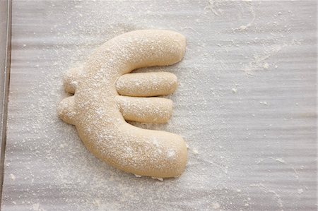 Bread dough shaped in Euro symbol Foto de stock - Sin royalties Premium, Código: 649-06165034