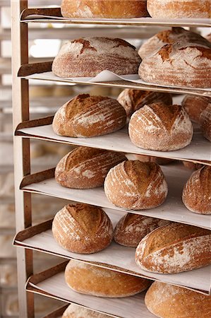 Trays of bread on rack in kitchen Foto de stock - Sin royalties Premium, Código: 649-06165047