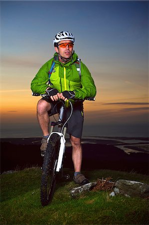 extreme - Mountain biker standing on hilltop Foto de stock - Sin royalties Premium, Código: 649-06165077