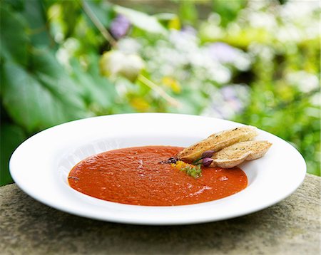 Bol de soupe aux tomates et au basilic Photographie de stock - Premium Libres de Droits, Code: 649-06165084