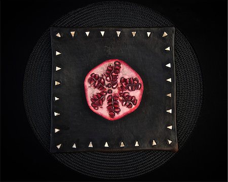 seed black background - Sliced pomegranate on decorative board Stock Photo - Premium Royalty-Free, Code: 649-06165102