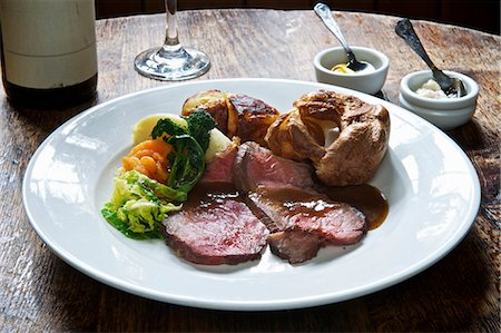 rosbif - Plat de rôti de boeuf avec légumes Photographie de stock - Premium Libres de Droits, Code: 649-06165113