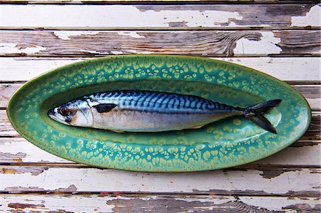 entero - Close up of mackerel on plate Foto de stock - Sin royalties Premium, Código: 649-06165125